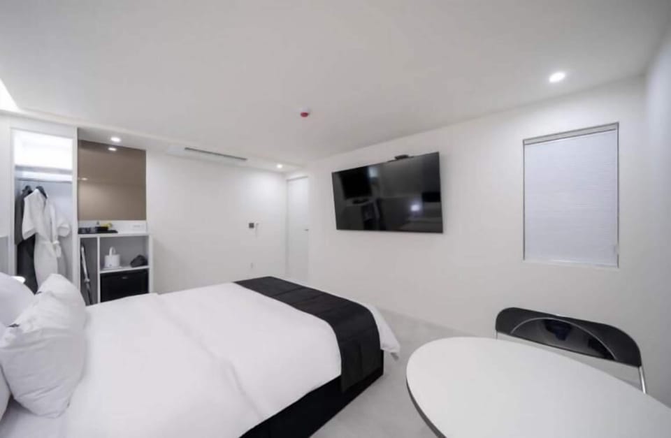 Basic Double Room, City View | Desk, laptop workspace, WiFi (free)