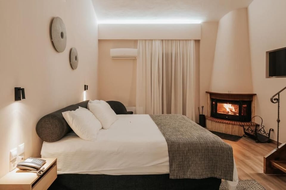 Deluxe Room, Balcony, City View | In-room safe, soundproofing, WiFi (free)