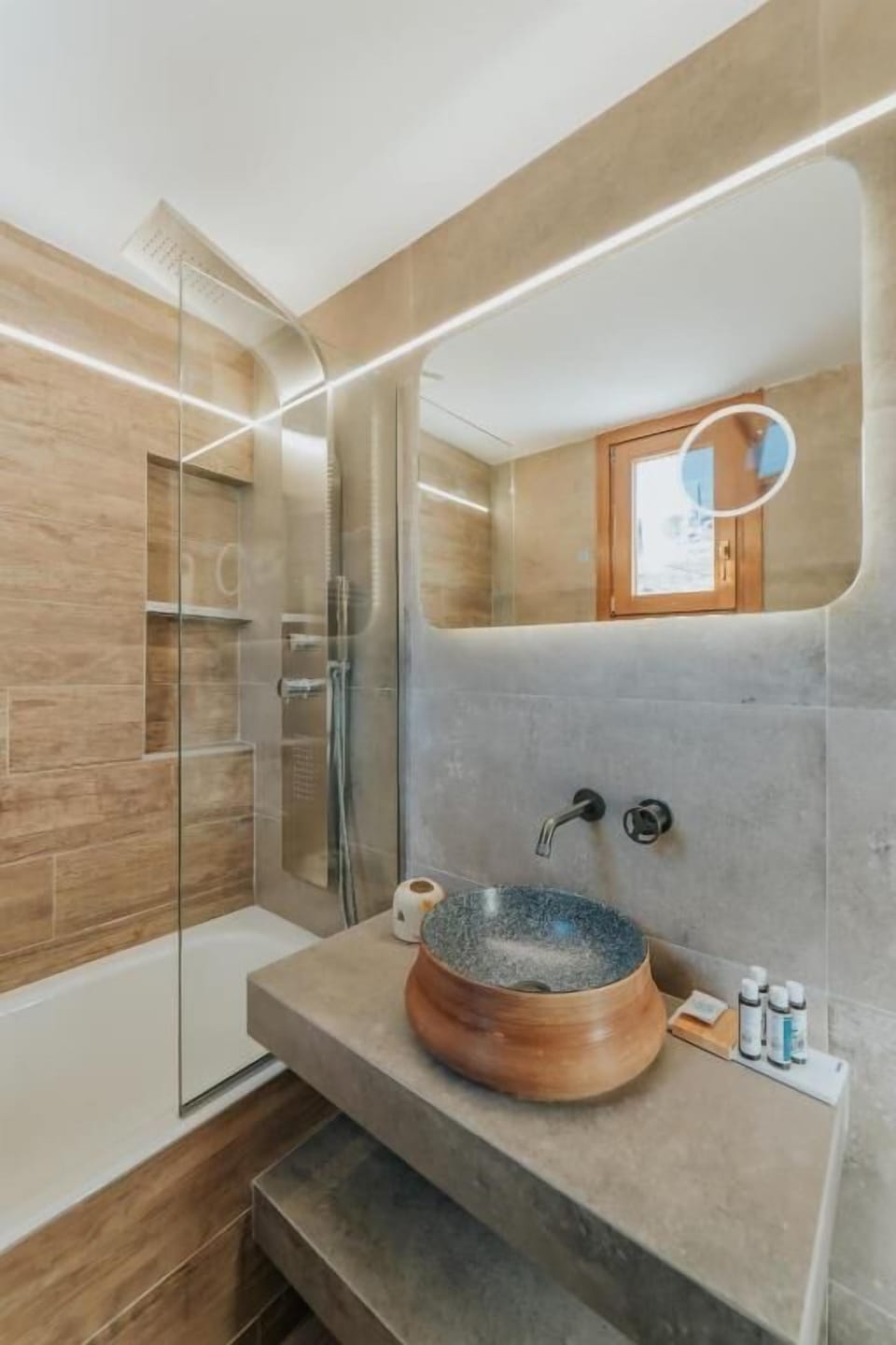 Deluxe Room, Balcony, City View | Bathroom | Slippers