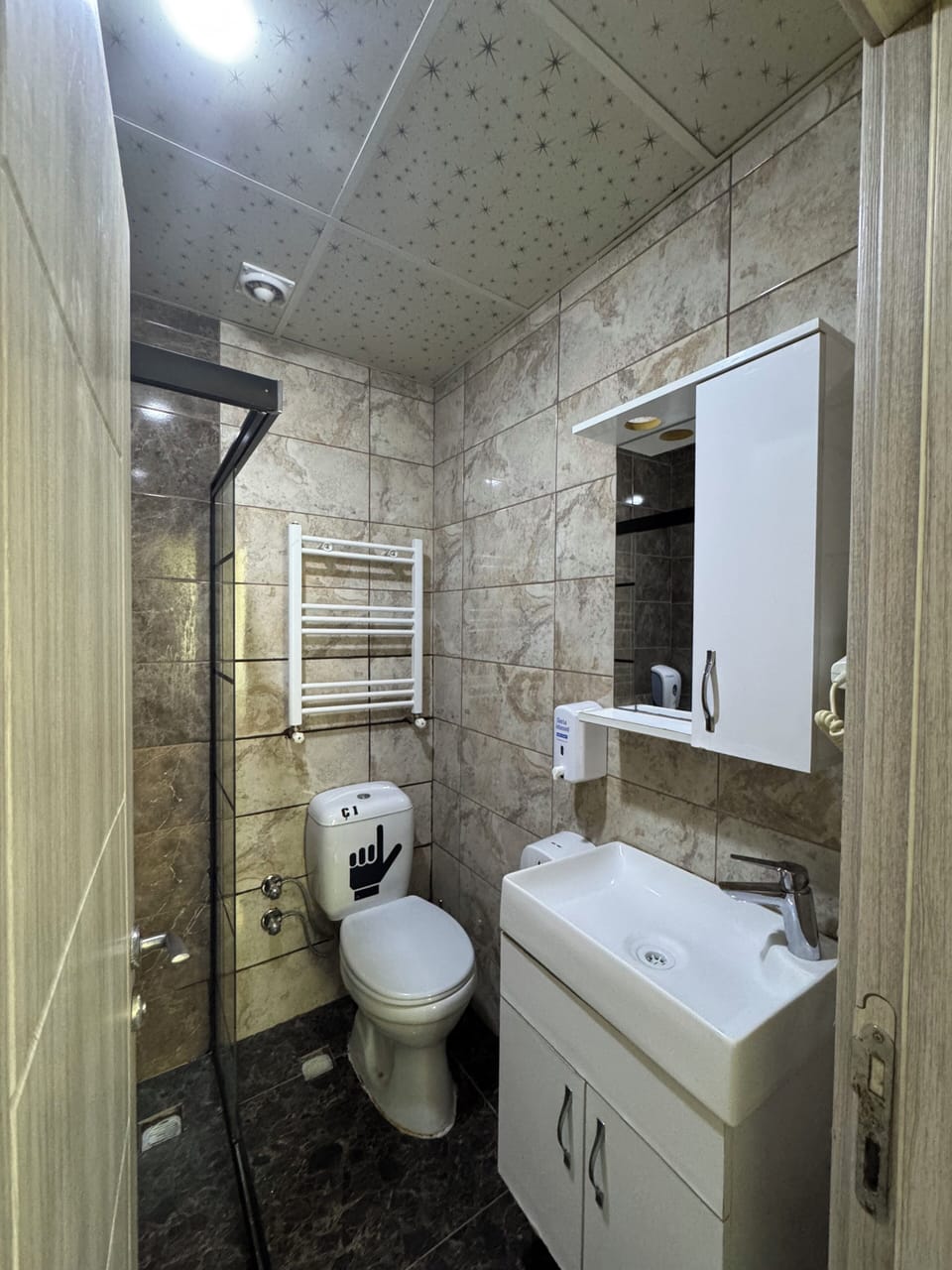 Standard Twin Room | Bathroom | Shower, free toiletries, hair dryer, towels