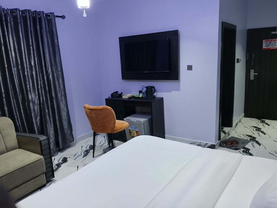 Executive Room | Desk, laptop workspace, WiFi (free)