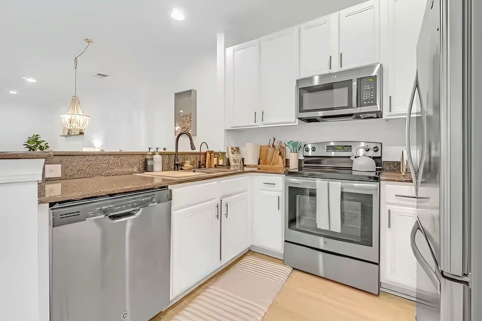Townhome | Private kitchen | Dining table