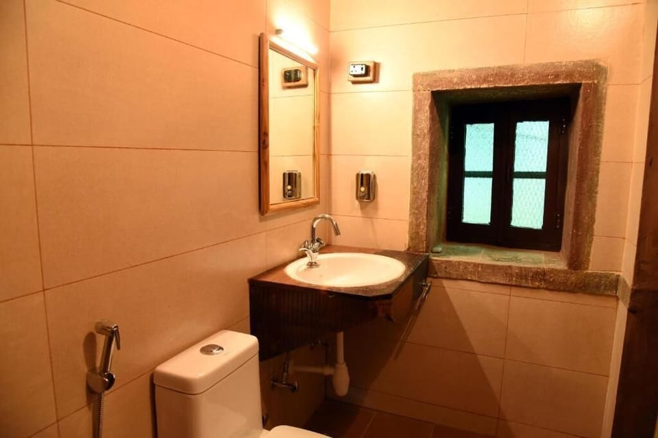 Standard King Room 001  | Bathroom | Slippers