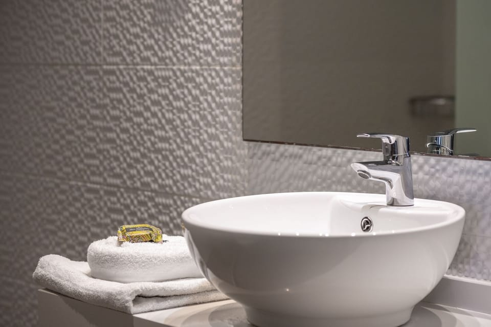 Studio Suite, Sea View (Star) | Bathroom | Designer toiletries, hair dryer, towels