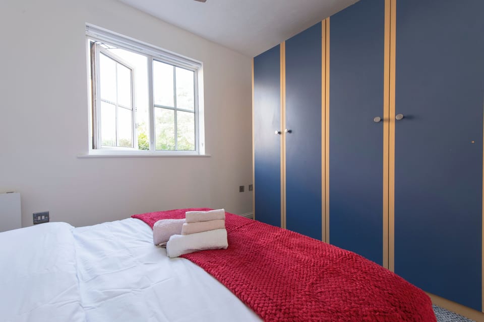 East London Apt - Stay 6 - Transport Links - Wifi Apartment in Barking