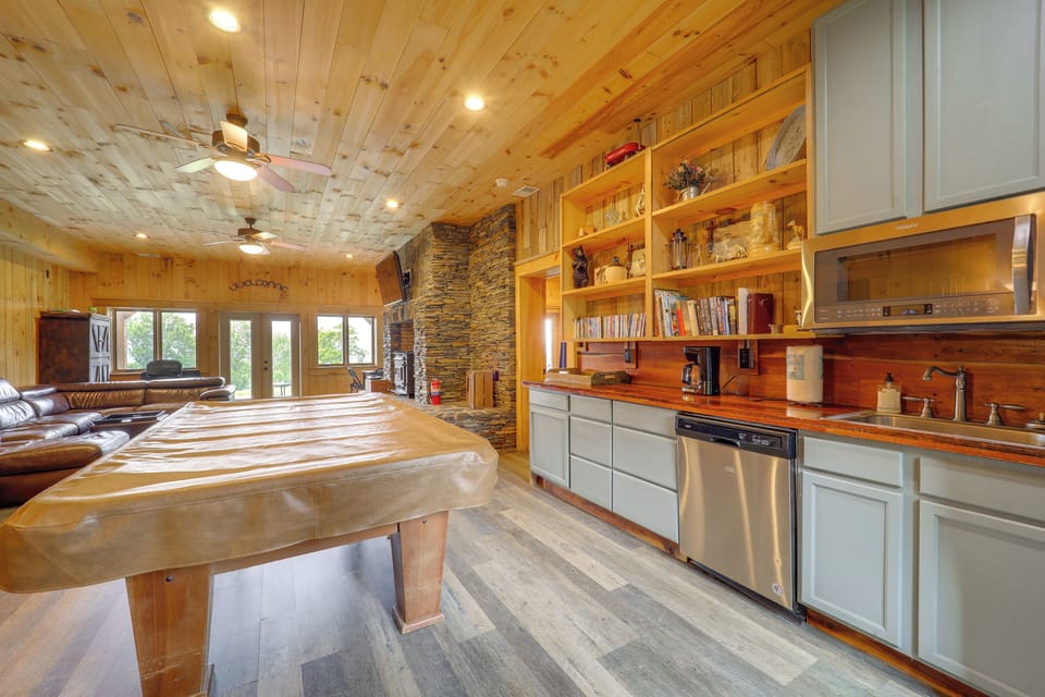 House (5 Bedrooms) | Interior