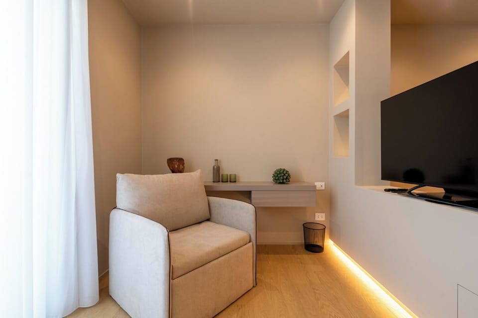 Deluxe Triple Room, City View | Living area | Printers