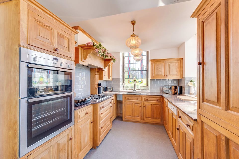 Cottage | Private kitchen | Dishwasher, cookware/dishes/utensils