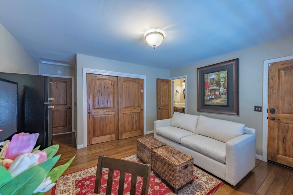 House, Multiple Beds, Pool Access, Pool View (San Antonio Estate) | Living area