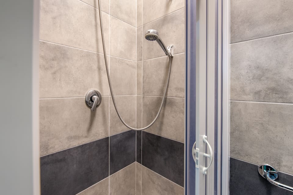 Basic Triple Room, 1 Bedroom | Bathroom shower