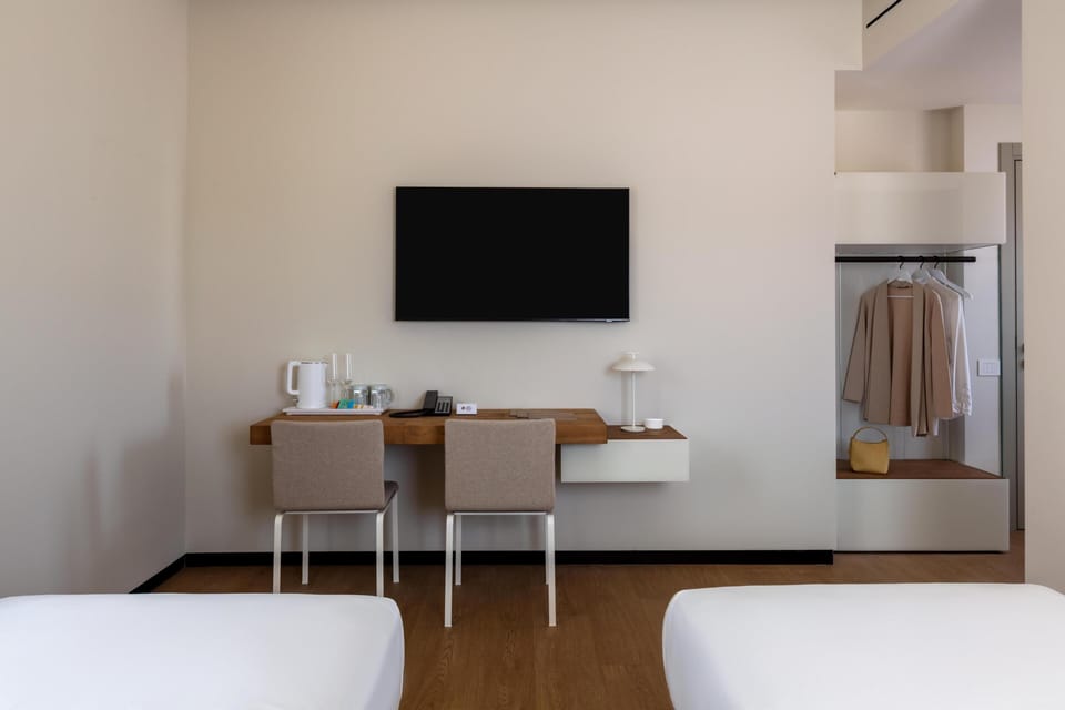 Classic Room, 2 Twin Beds, Non Smoking | WiFi (free)