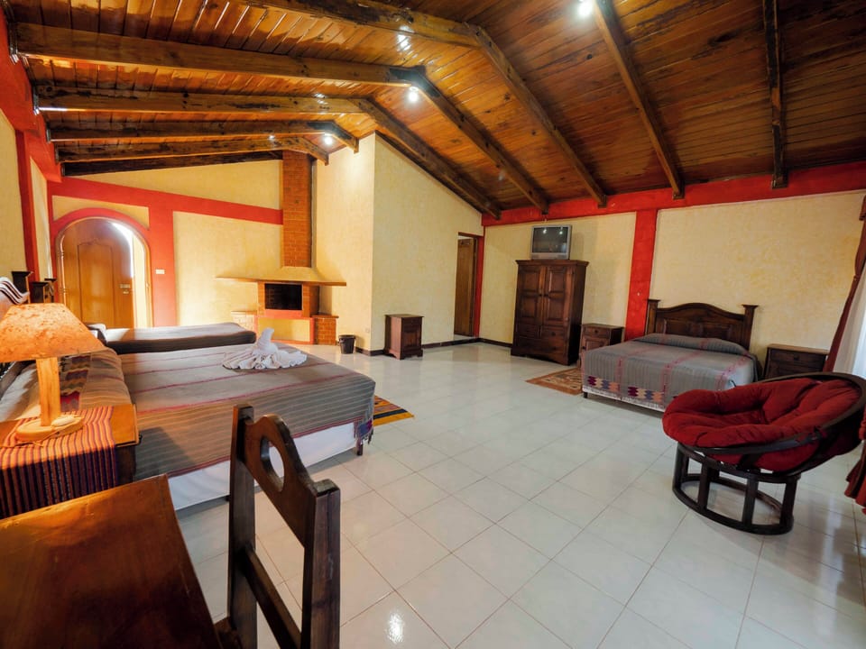 Family Room | Desk, WiFi (free), bed sheets