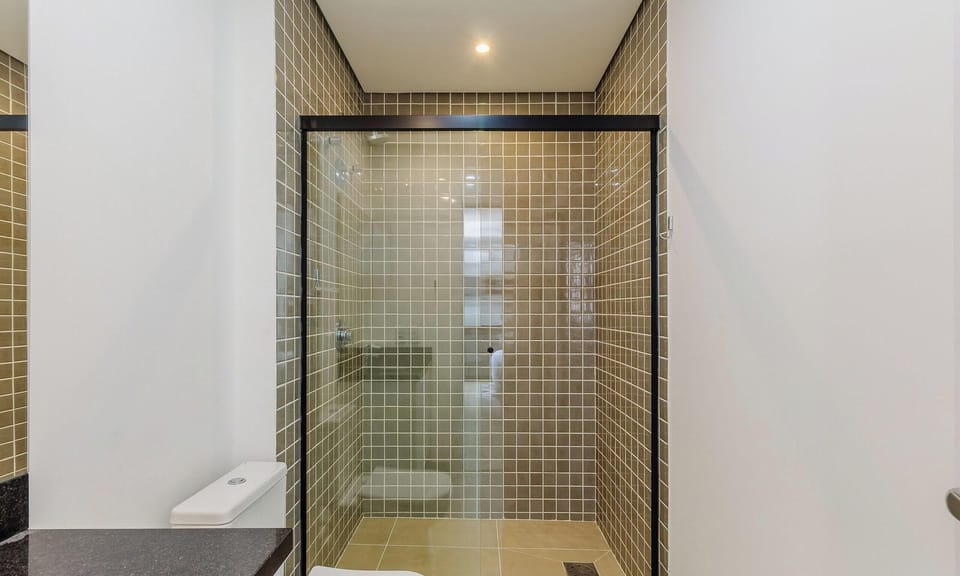 Basic Apartment | Bathroom | Shower