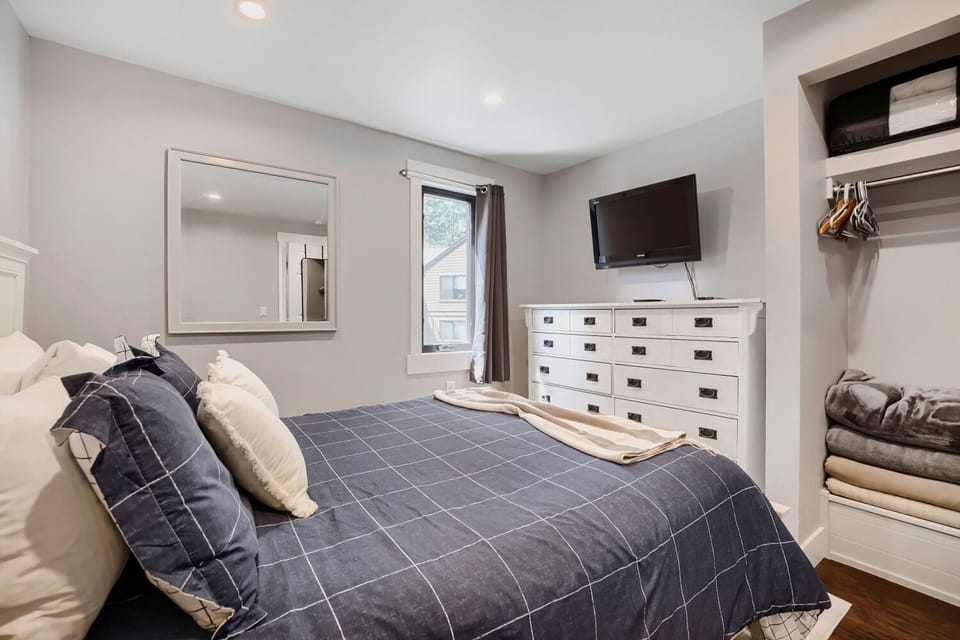 Condo, 2 Bedrooms | 2 bedrooms, iron/ironing board, WiFi (free)