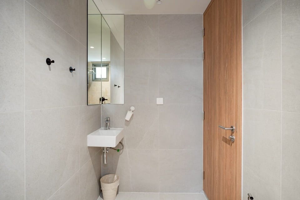 Suite | Bathroom | Shower, towels, soap, shampoo