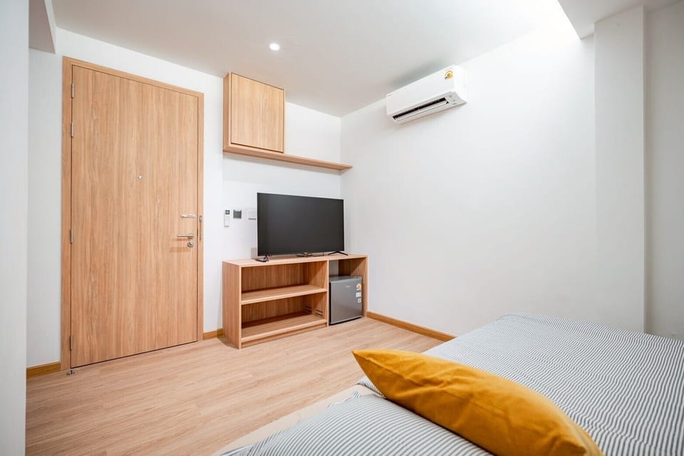Suite | Desk, WiFi (free)