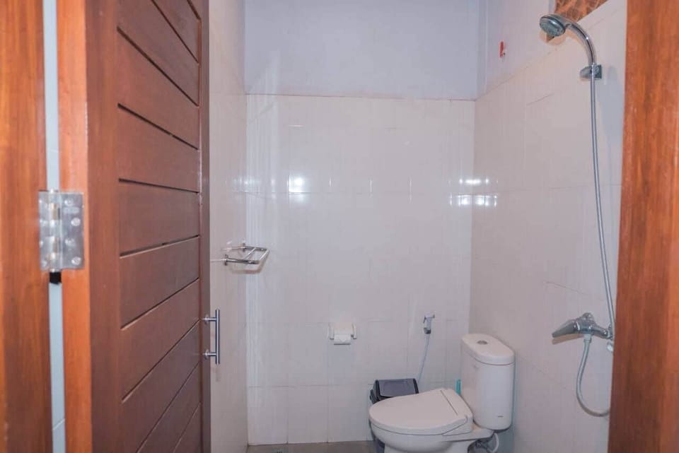 Standard Double Room | Bathroom | Free toiletries, towels, soap, shampoo