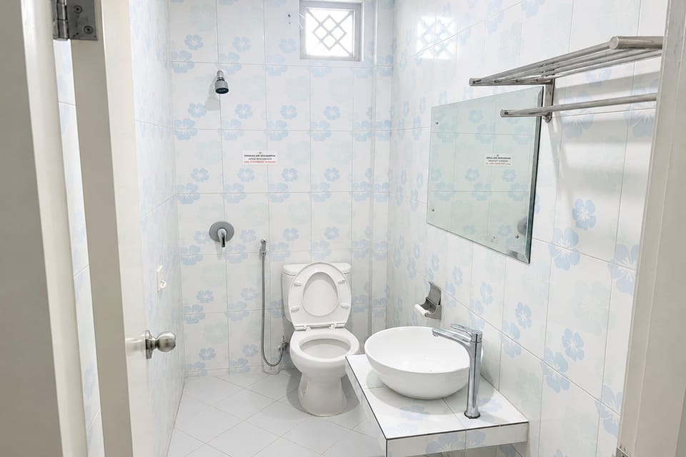 Shower, rainfall showerhead, free toiletries, bidet