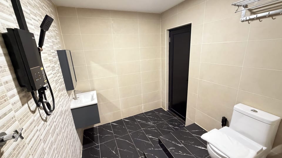 Deluxe Double Room | Bathroom | Shower, towels, soap, shampoo