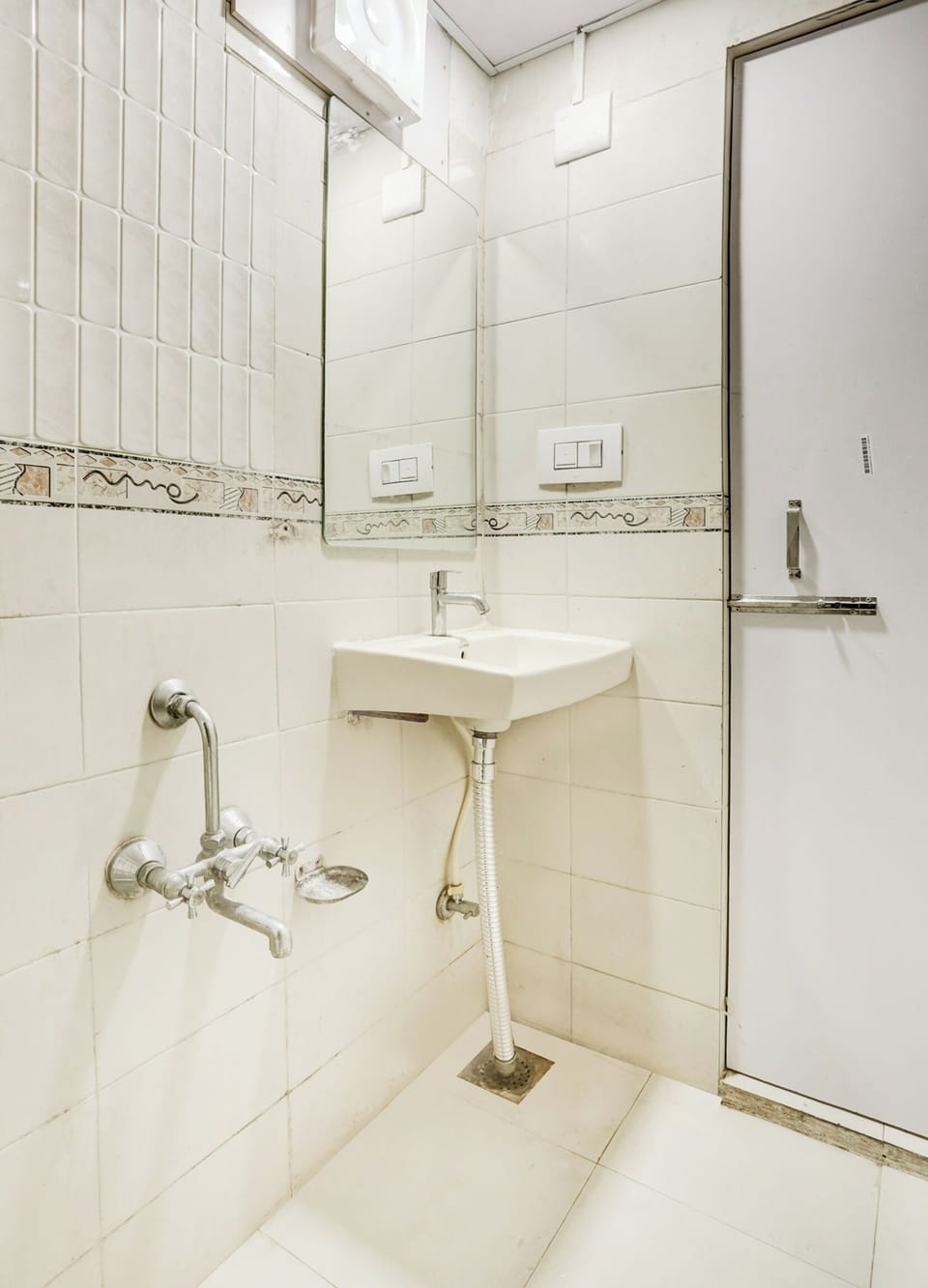 Classic Room | Bathroom | Shower, free toiletries, towels, soap