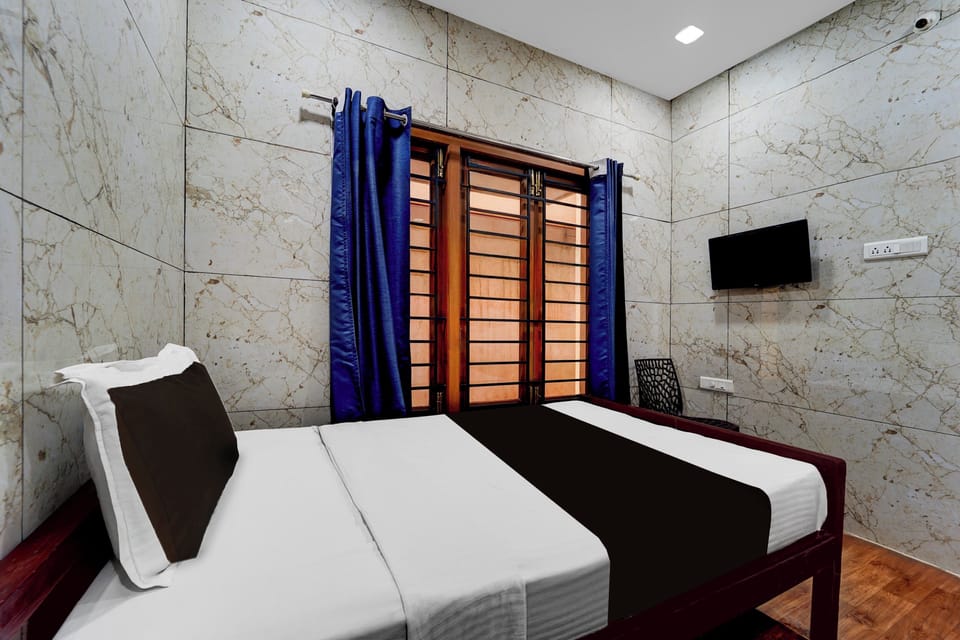 Deluxe Room | Desk, WiFi (free), bed sheets