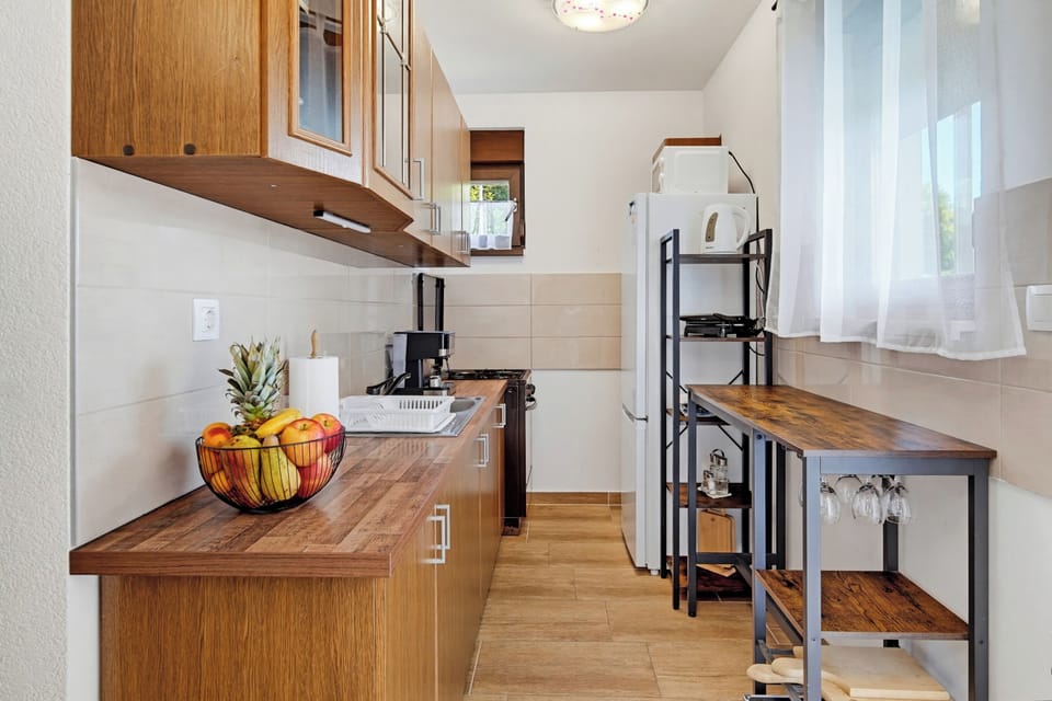 Family House, 3 Bedrooms, 2 Bathrooms, Mountainside (Greenwood Retreat With Hot Tub &) | Private kitchen