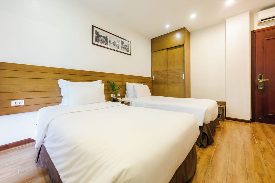 Studio, 2 Twin Beds | Living area | 42-inch LCD TV with cable channels, TV