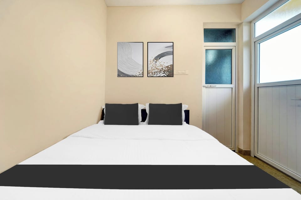 Deluxe Room | Desk, WiFi (free), bed sheets