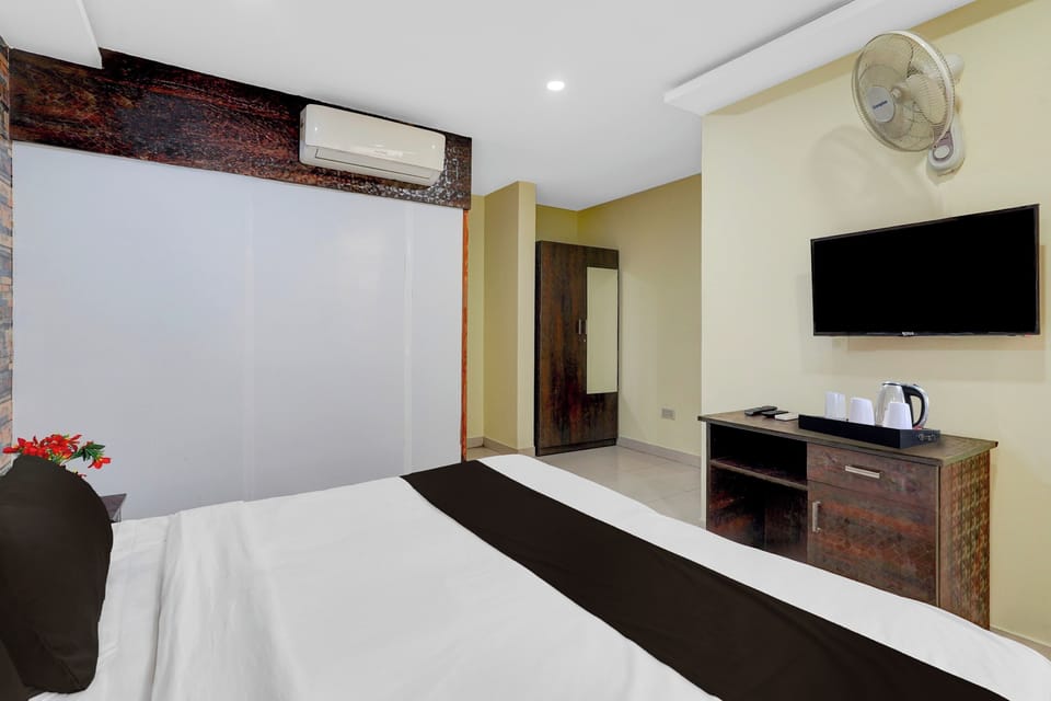 Desk, WiFi (free), bed sheets