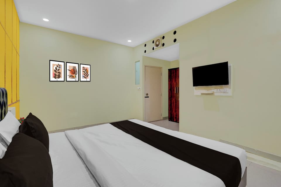 Desk, WiFi (free), bed sheets