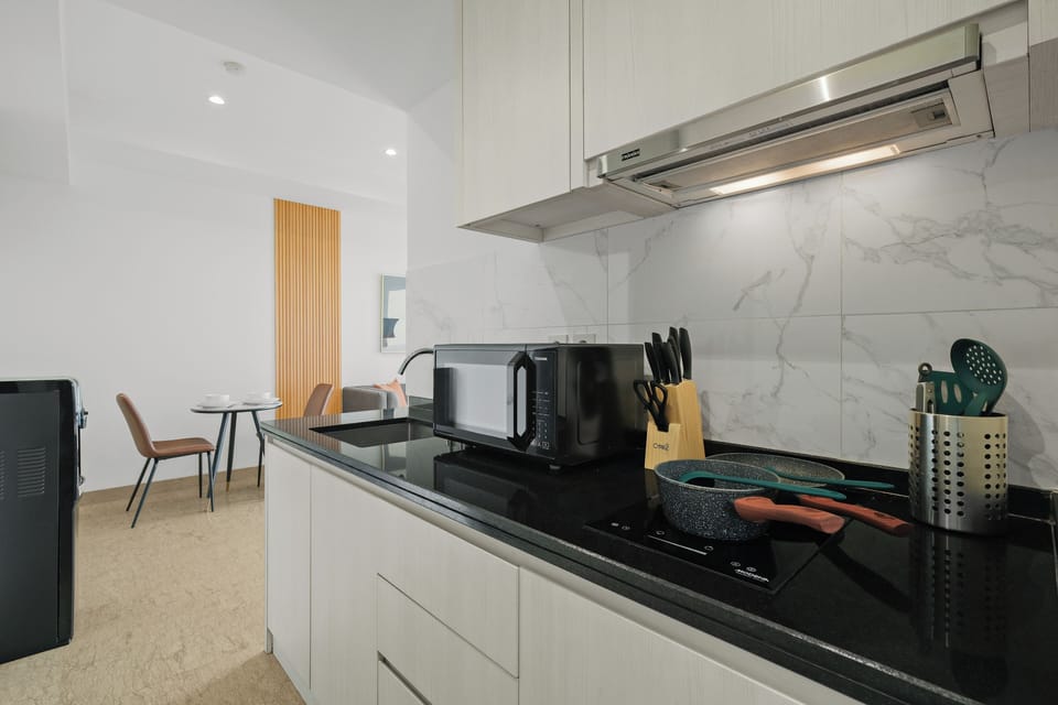 Apartment, 1 Bedroom, City View | Private kitchen | Full-size fridge, microwave, stovetop, cookware/dishes/utensils