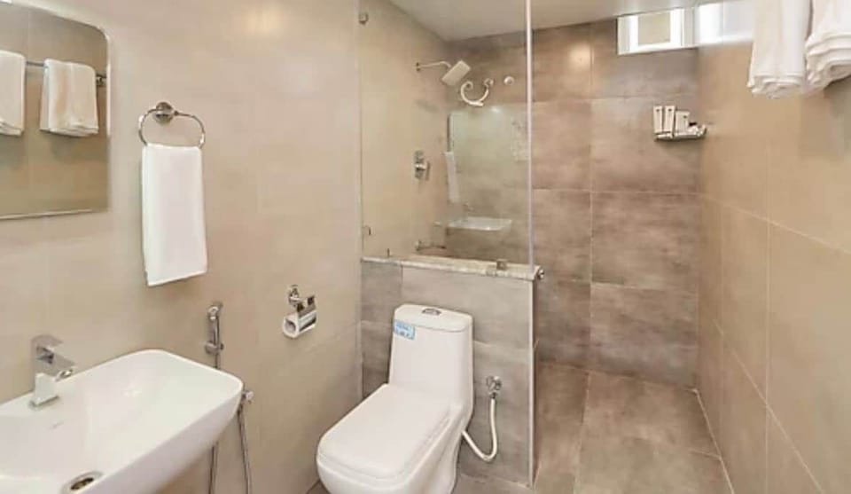 Deluxe Room | Bathroom | Shower, free toiletries, towels, soap