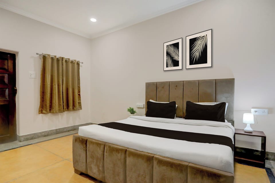 Desk, WiFi (free), bed sheets
