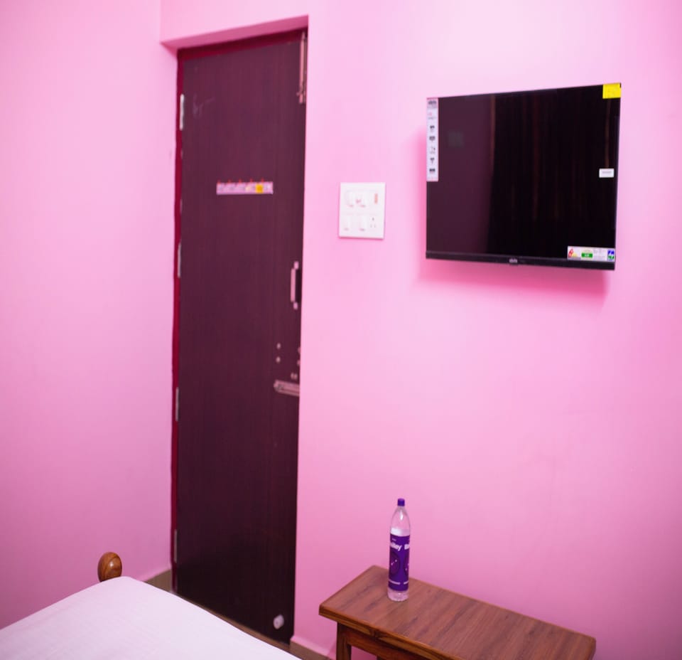 Deluxe Double Room | Hypo-allergenic bedding available, WiFi (free), bed sheets