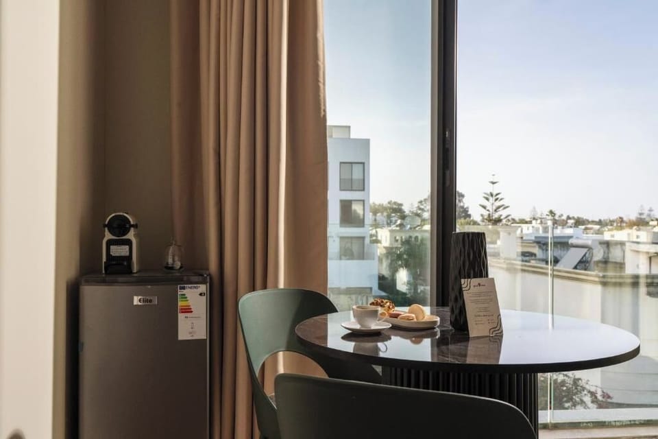 Standard Studio Suite, City View | Dining