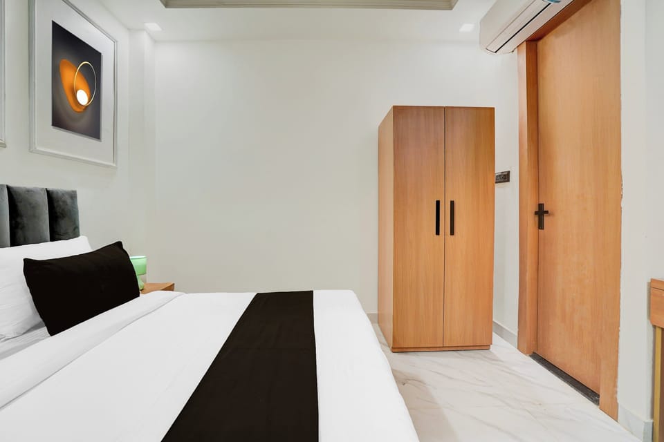 Desk, WiFi (free), bed sheets