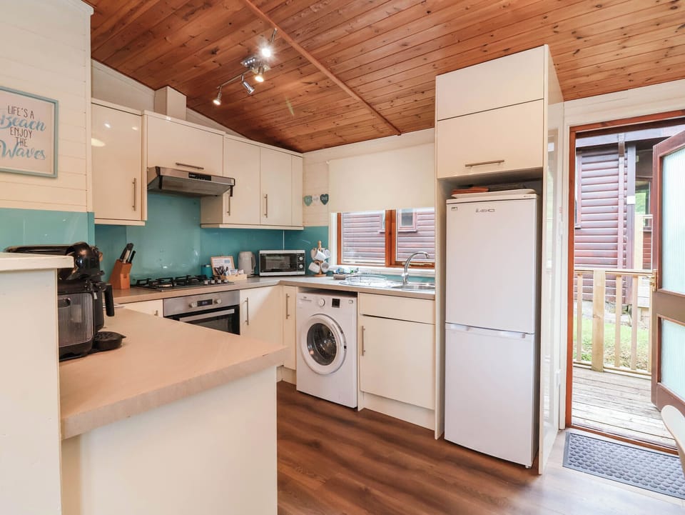 Cottage | Private kitchen | Dishwasher, cookware/dishes/utensils