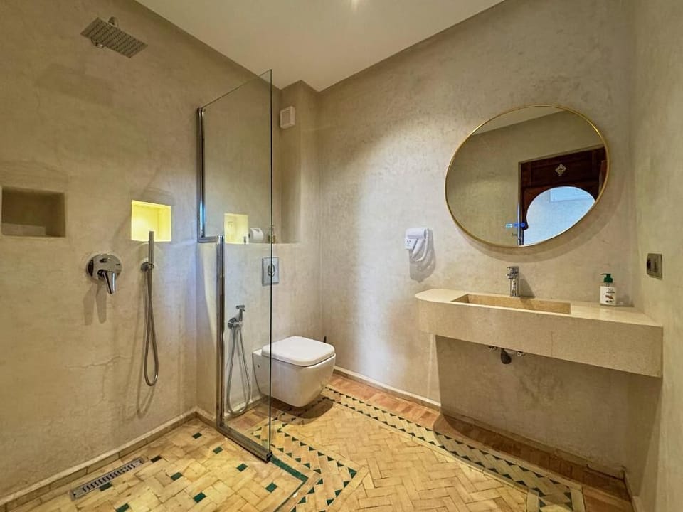 House, 6 Bedrooms, City View | Bathroom | Shower, free toiletries, hair dryer, towels