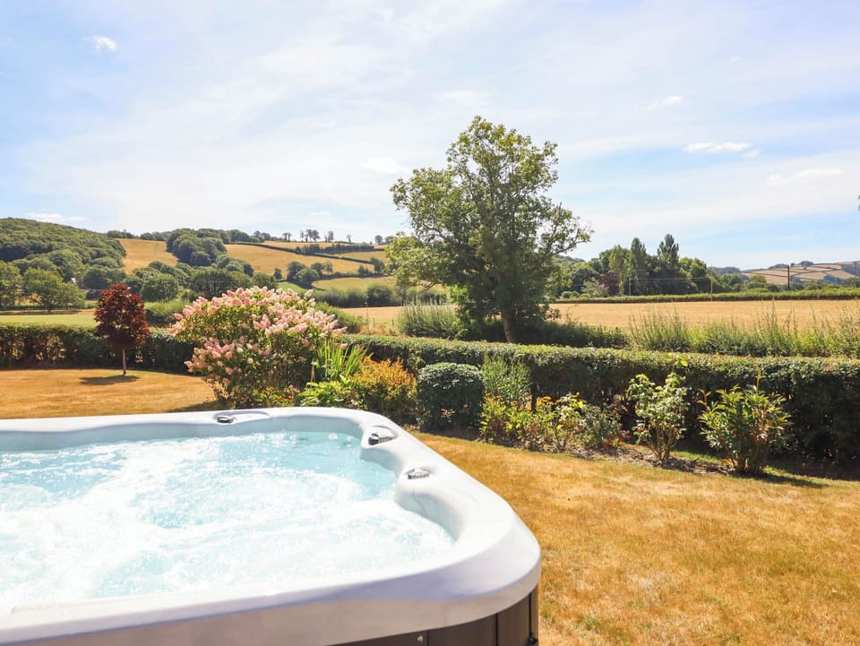 Cottage | Outdoor spa tub