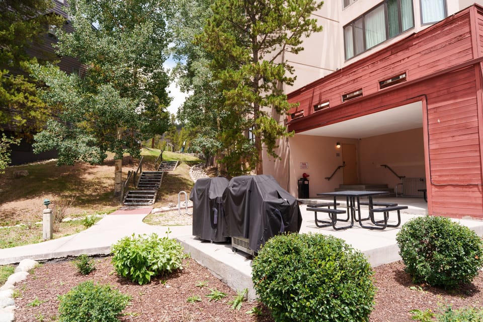 Studio | Outdoor dining