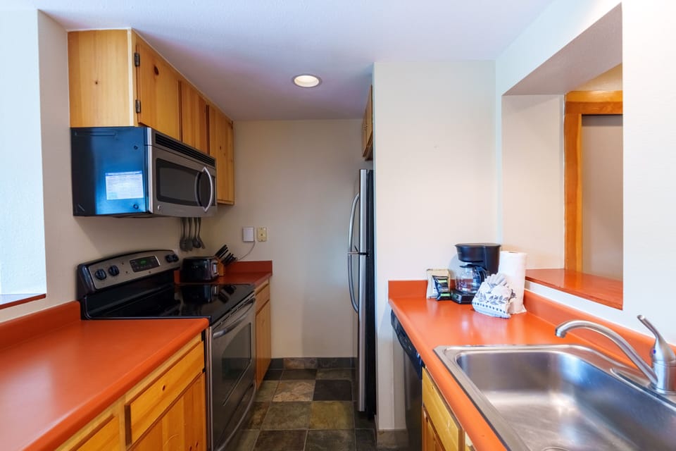 Studio | Private kitchen | Coffee/tea maker, fridge, oven, toaster
