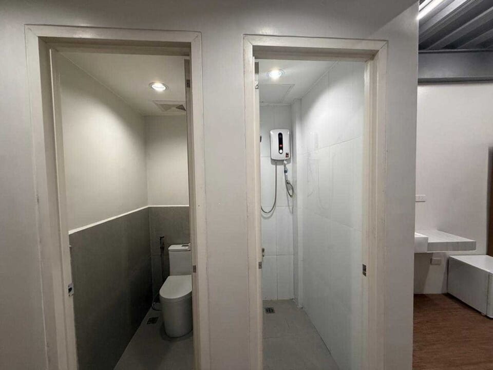Deluxe Twin Room | Bathroom | Shower, rainfall showerhead, bidet, towels