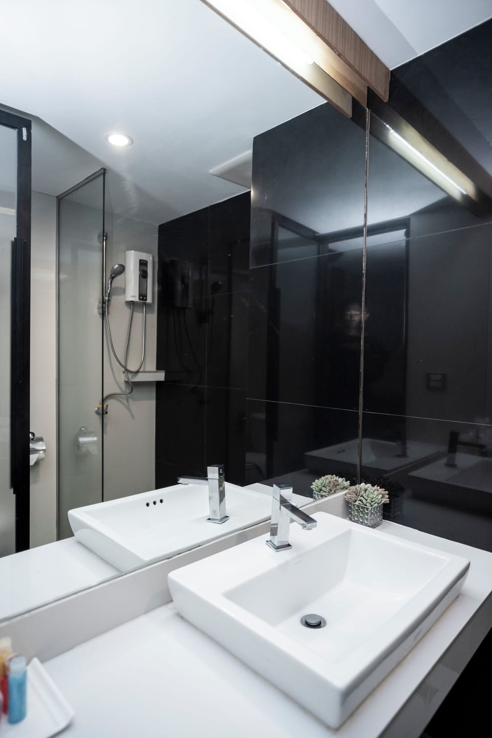 Poolside Room | Bathroom | Free toiletries, hair dryer, towels, soap