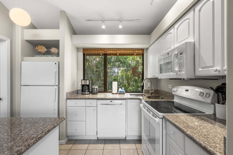 Condo, 1 King Bed with Sofa bed, Garden View (Wailea Ekahi 52D) | Private kitchen | Coffee/tea maker