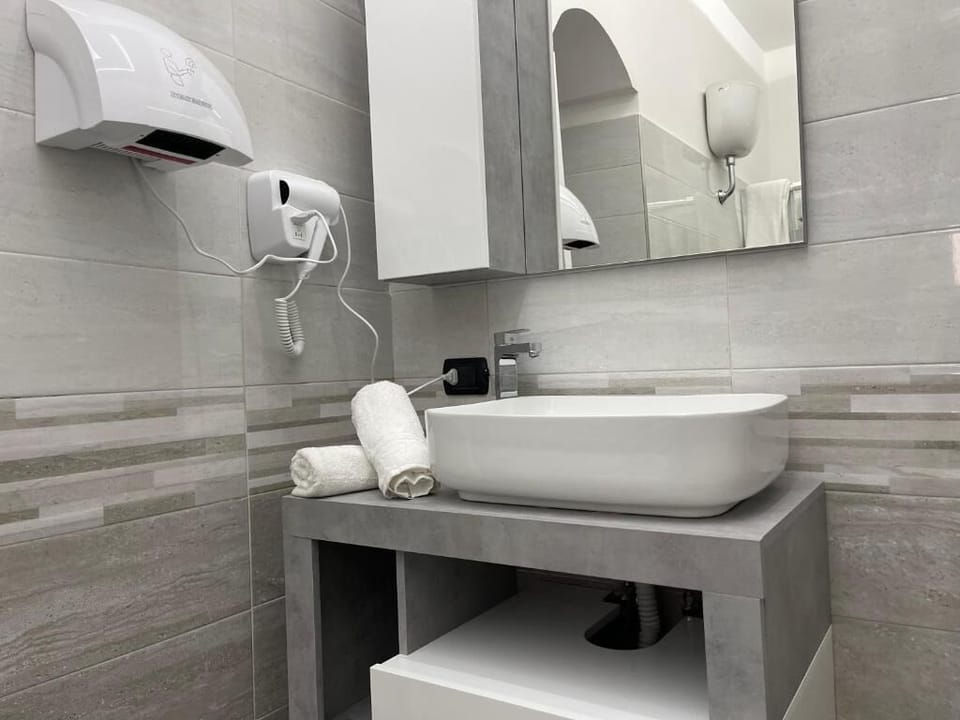Twin Room, Courtyard View | Bathroom | Shower, free toiletries, hair dryer, towels