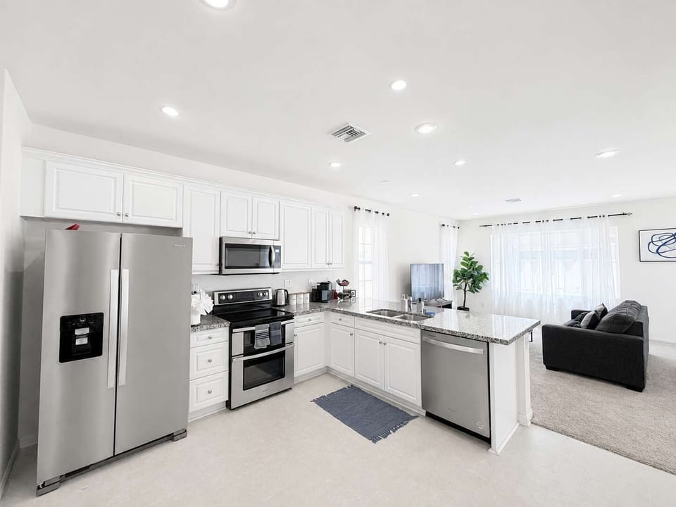 House (4 Bedrooms) | Private kitchen | Coffee/tea maker, microwave, oven, electric kettle