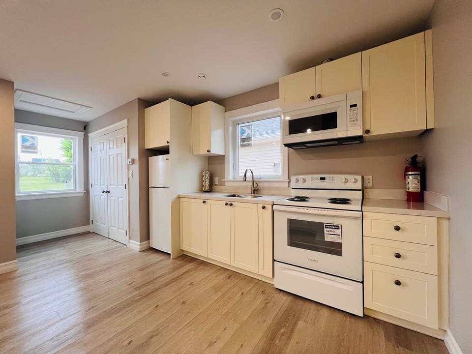 Full-size fridge, microwave, oven, stovetop
