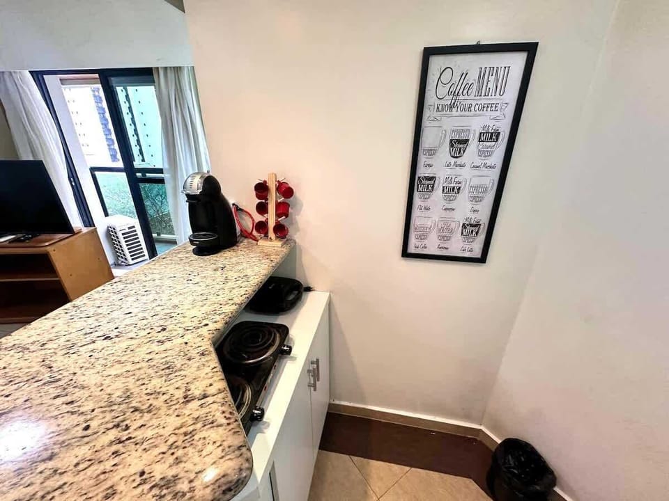 Deluxe Apartment, Balcony, City View | Private kitchen | Mini-fridge, microwave, stovetop
