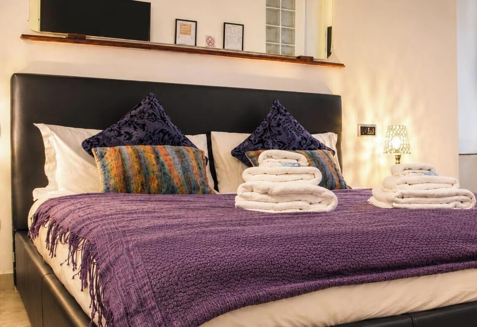 Deluxe Room, Non Smoking, Courtyard View | Desk, WiFi (free)