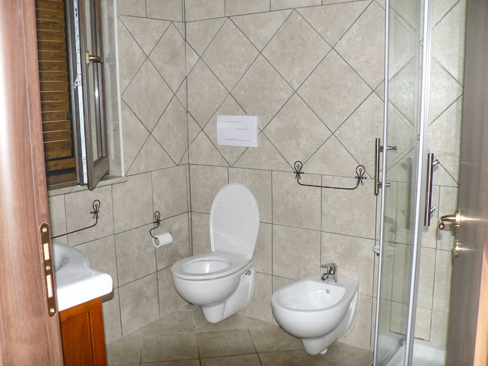 Shower, rainfall showerhead, free toiletries, hair dryer